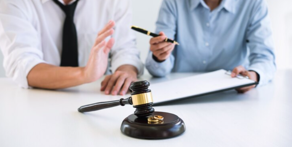 Wie ein Anwalt für eine Scheidung Ihnen durch den Trennungsprozess hilft