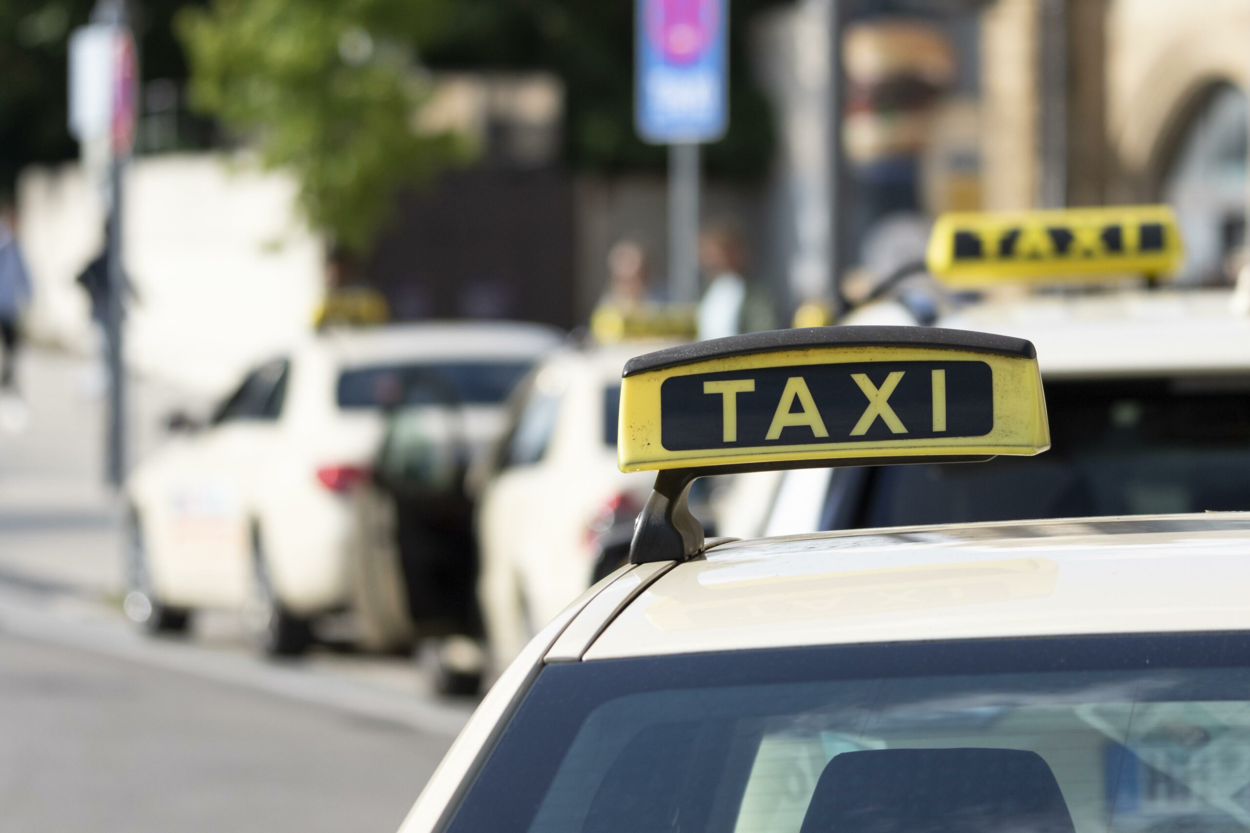 Wie ein Taxi Ihre Reisen in der Stadt bequemer macht